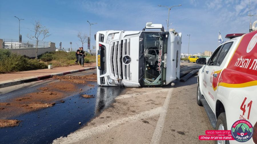 انقلاب شاحنة على شارع 71 عند مدخل العفولة الشرقي